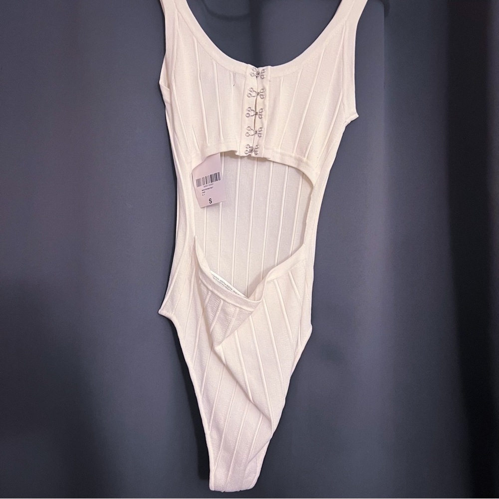 Ribbed Bodysuit with Open Back - Picture 3 of 3